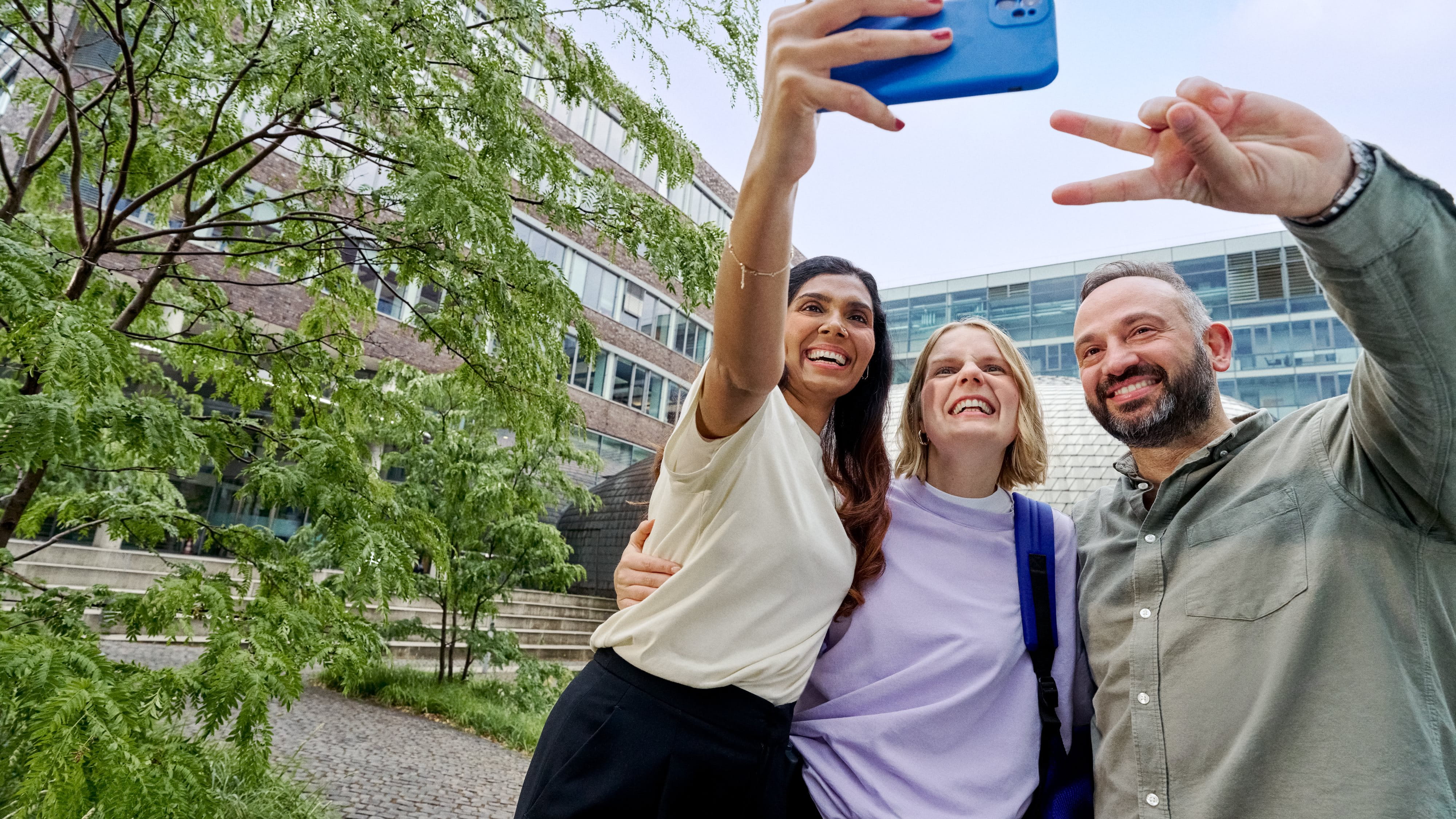 Beiersdorf colleagues taking a selfie together on campus, reflecting an inclusive workplace, collaboration and team spirit.